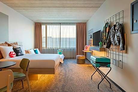 Moxy Large Family Room