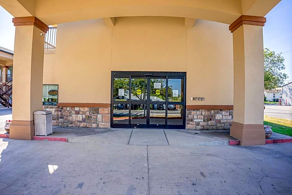 Moulton Inn & Suites By OYO