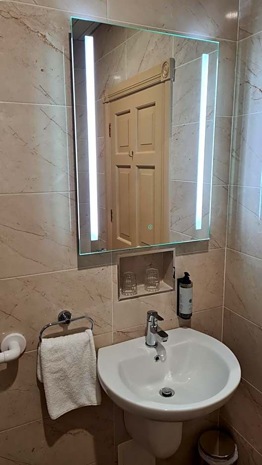 The Farnham Arms Hotel