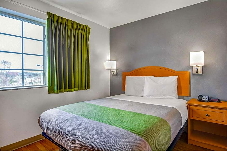 Photo 1 of 5 of 1 Queen Bed, Accessible, Nonsmoking