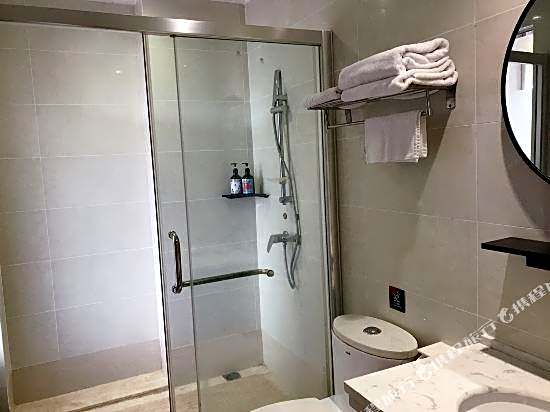Baowan Hotel (Guangzhou Shangxiajiu Changshou Road Subway Station)