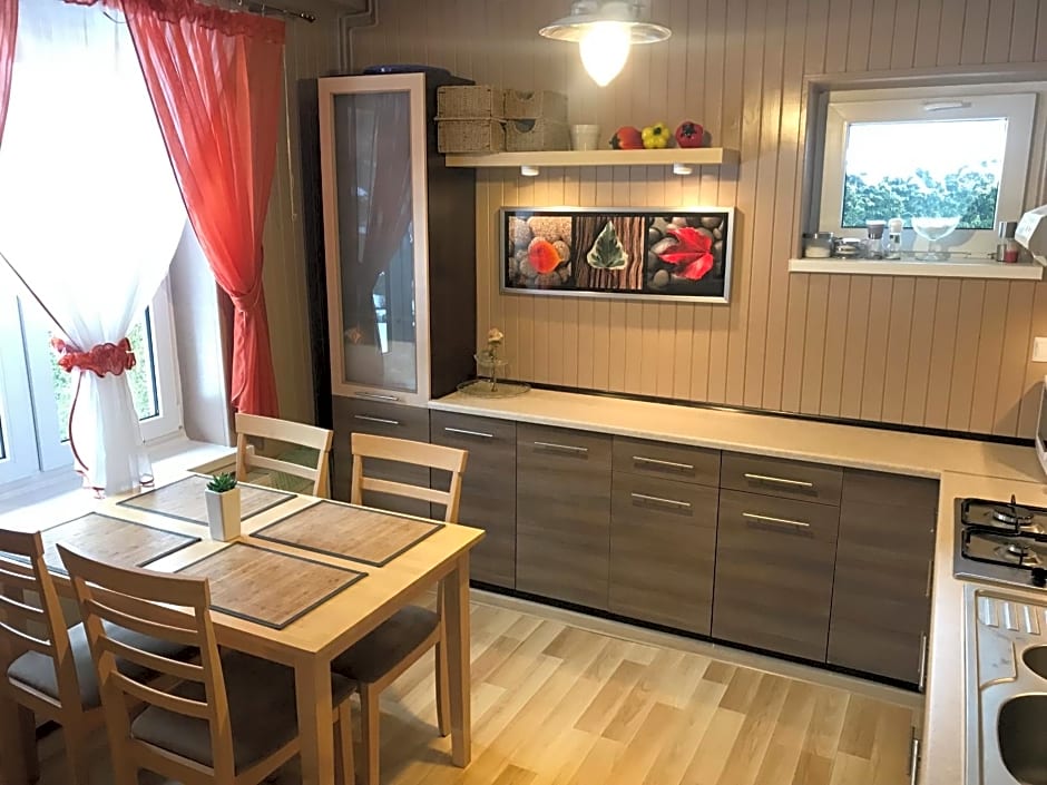 Domek Kamień nad jeziorem z jacuzzi