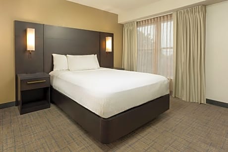 Two-Bedroom All-Inclusive Suite - Mobility/Hearing Accessible with Roll-In Shower