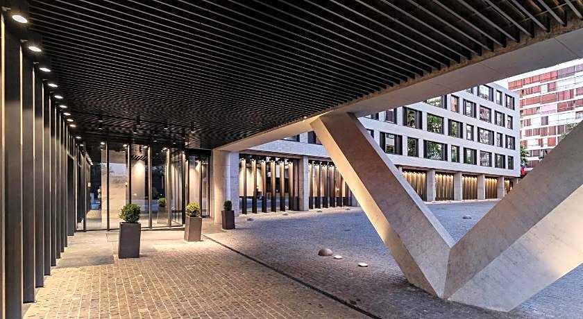 Ola Santiago Providencia, Tapestry Collection by Hilton