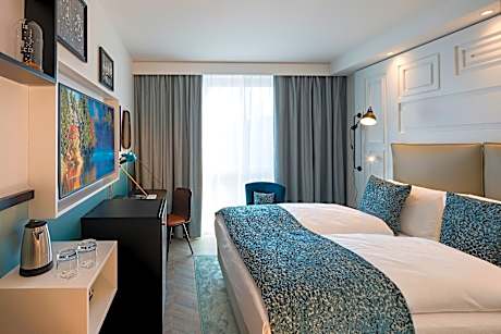 1 Queen Bed Standard Courtyard View