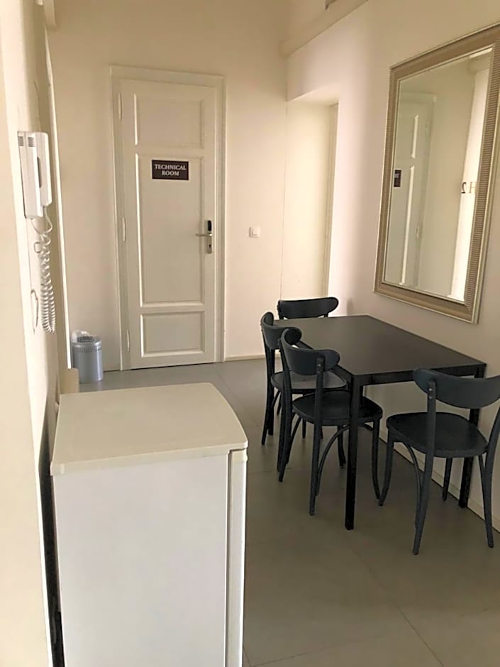 James Hotel & Apartments