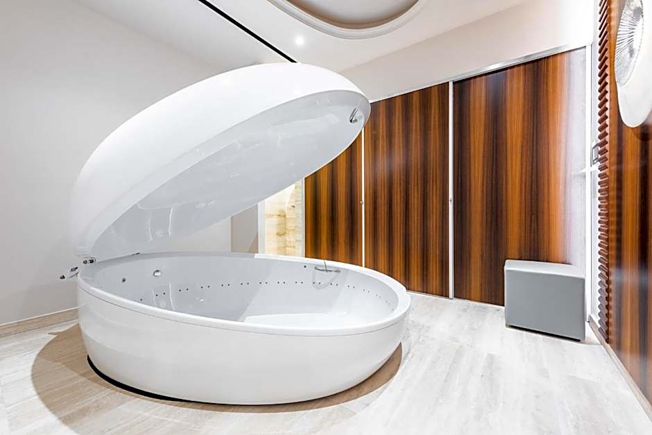 Adams Beach Hotel & Spa