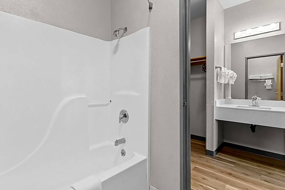 Days Inn & Suites by Wyndham Castle Rock
