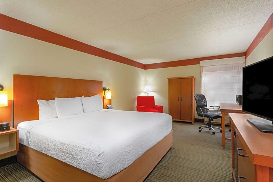 La Quinta Inn & Suites by Wyndham Charlotte Airport North