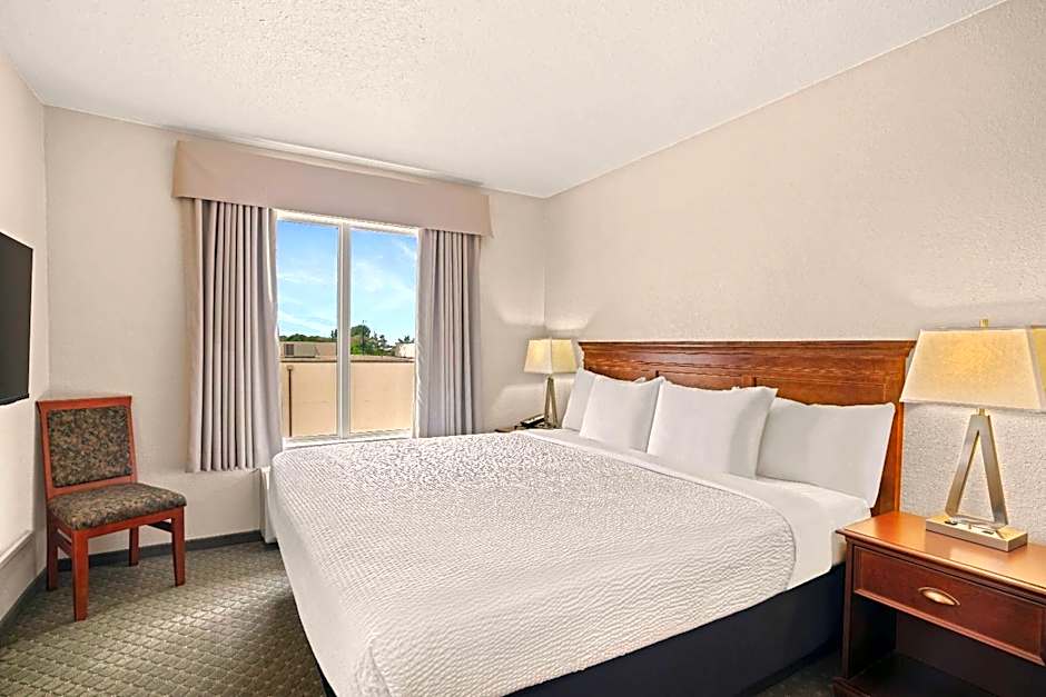 Days Inn & Suites by Wyndham Winkler