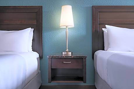 2 Queen Beds Non-Smoking Desk Microwave And Refrigerator Wi-Fi Full Breakfast