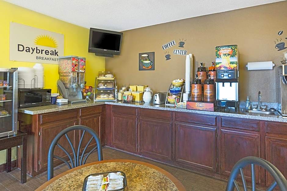 Econo Lodge Inn & Suites
