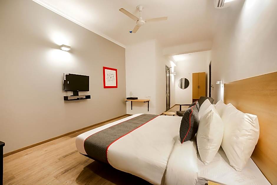 Townhouse 330 DLF Phase-2 Near Leisure Valley Park