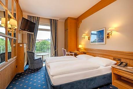 Standard Double Room with Lake View