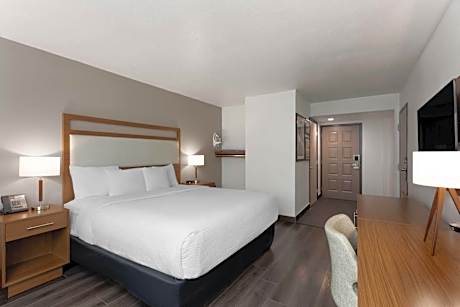 King Room with Bath Tub - Mobility/Hearing Accessible - Non-Smoking