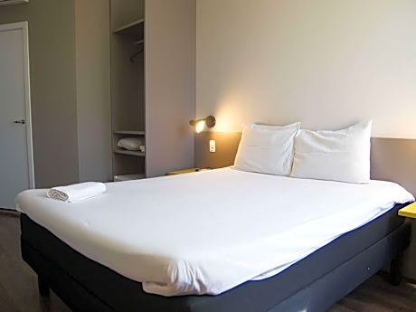 STANDARD ROOM WITH 1 DOUBLE BED