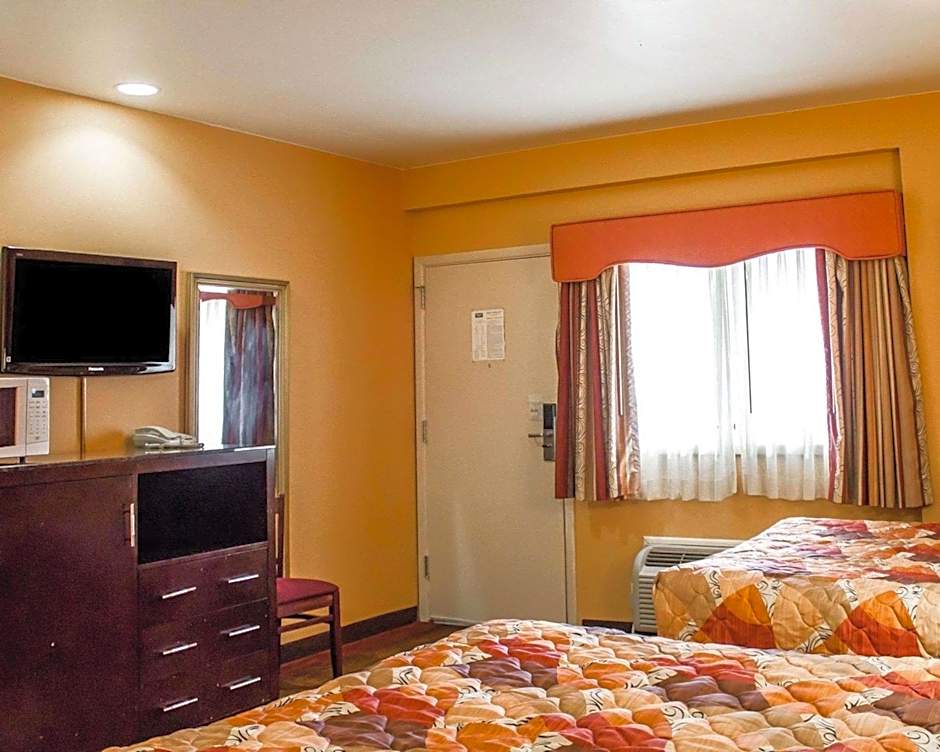 Rodeway Inn Macarthur Airport
