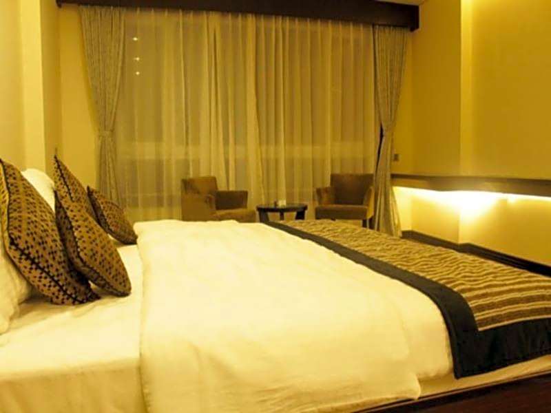 Summit Montana Suites & Spa at Mall