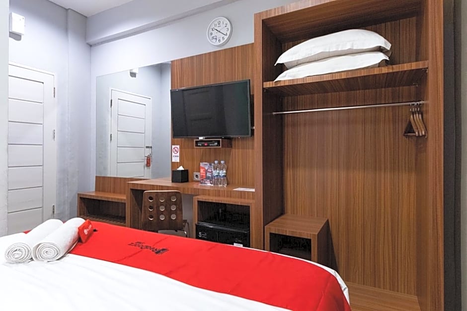 RedDoorz Premium near Centre Point Mall Medan