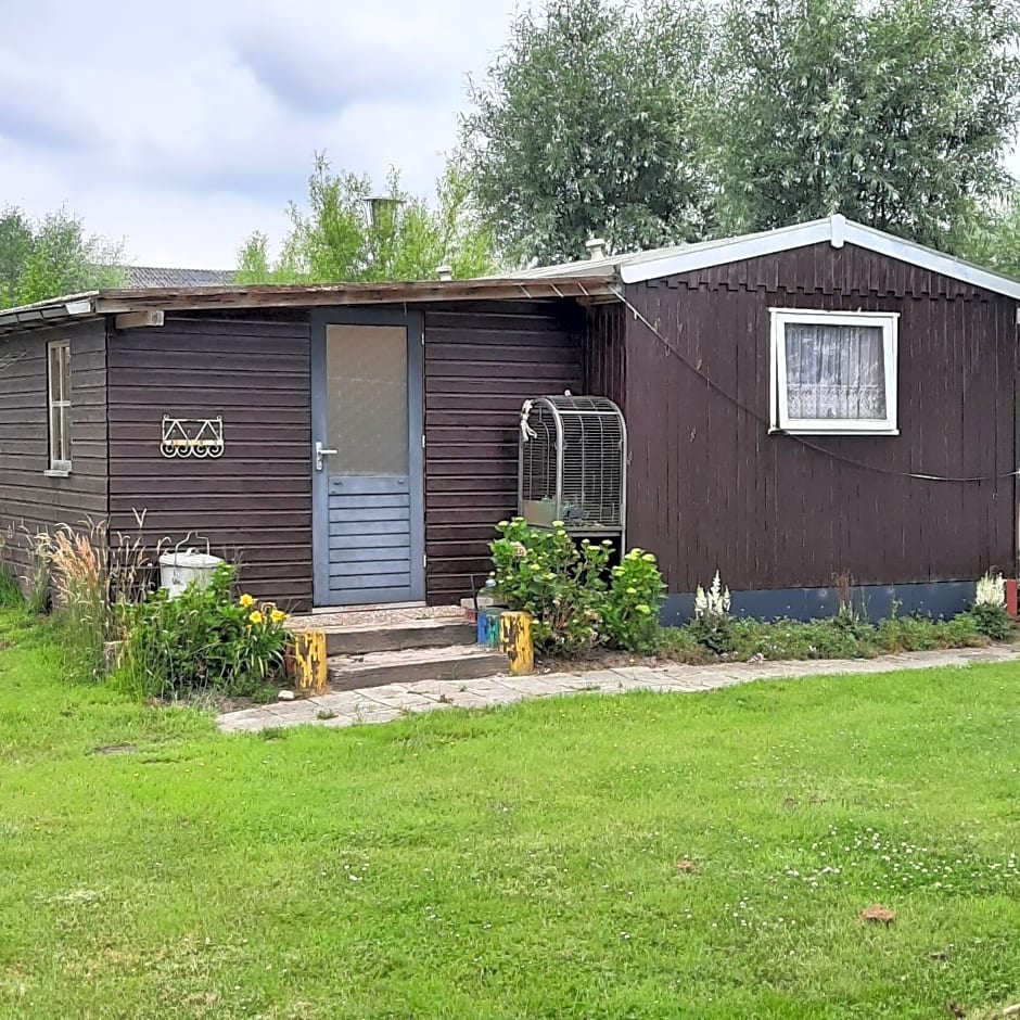 Unieke vriendenkamer met bedstedes tot 11 personen en 2 rustig gelegen chalets 2 en 4 persoons te huur!