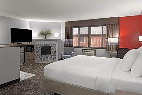 Deluxe King Suite - Non-Smoking