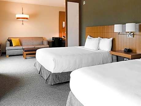 Queen Room with Two Queen Beds and Roll-In Shower - Disability Access