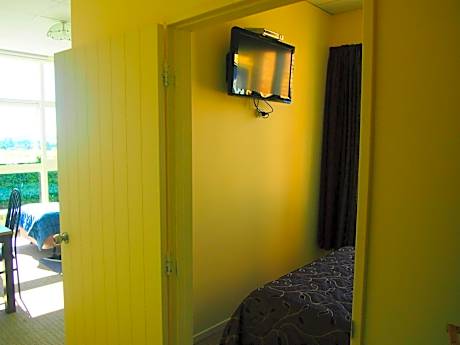 Family One-Bedroom Unit with Lake View