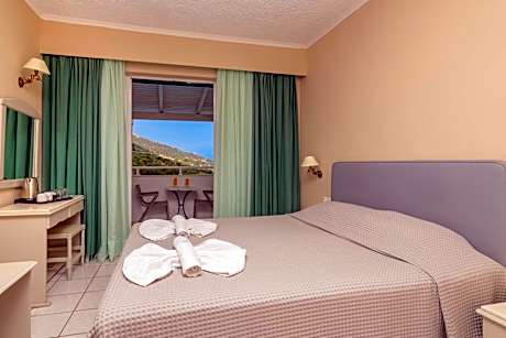 Family Room with Garden View