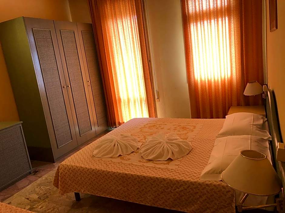 Hotel AMALFI & Restaurant Karaoke Bar