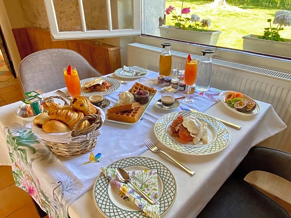 Sans Souci Bed and Breakfast Luxe Heated Pool and Restaurant