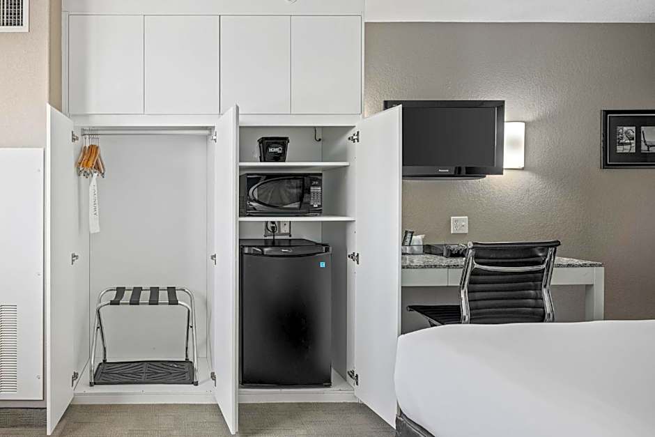 Prairie Crest Medicine Hat by IHG