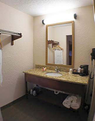 1 King Bed, Nonsmoking, Accessible