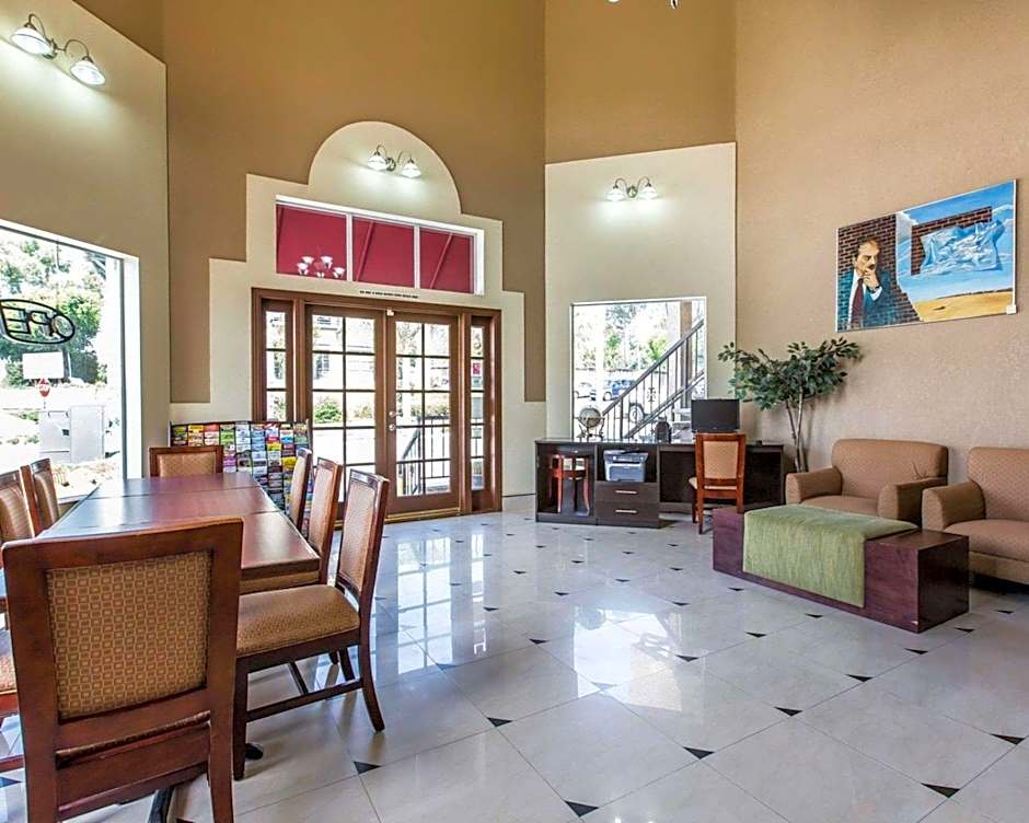 Econo Lodge Inn & Suites Fallbrook Downtown