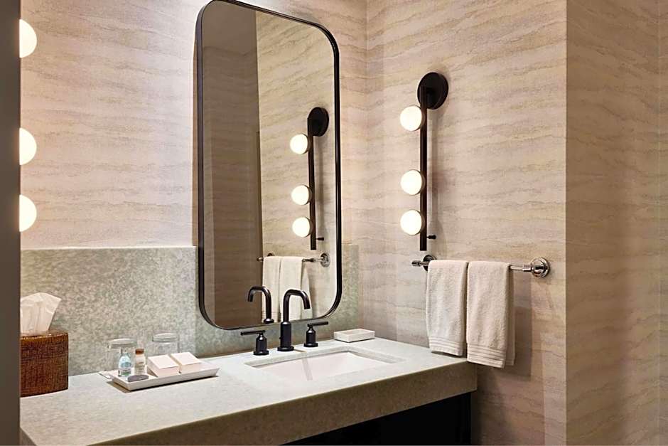 Renaissance® Phoenix Glendale Hotel & Conference Center