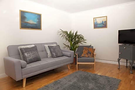 Cottage-Superior-Shared Bathroom-Courtyard view
