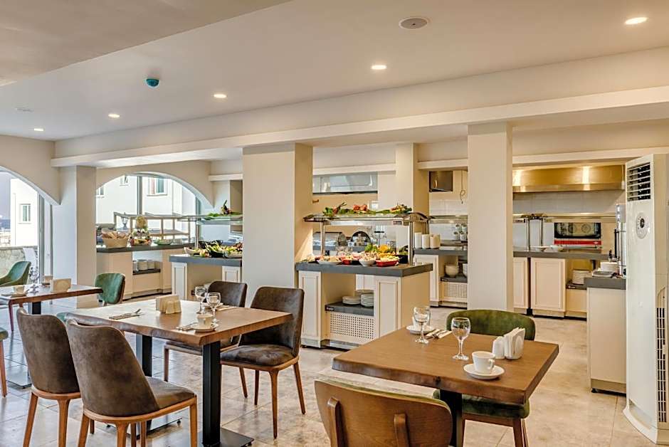 Olivia Palm Hotel