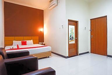 RedDoorz near Monumen Habibi Ainun