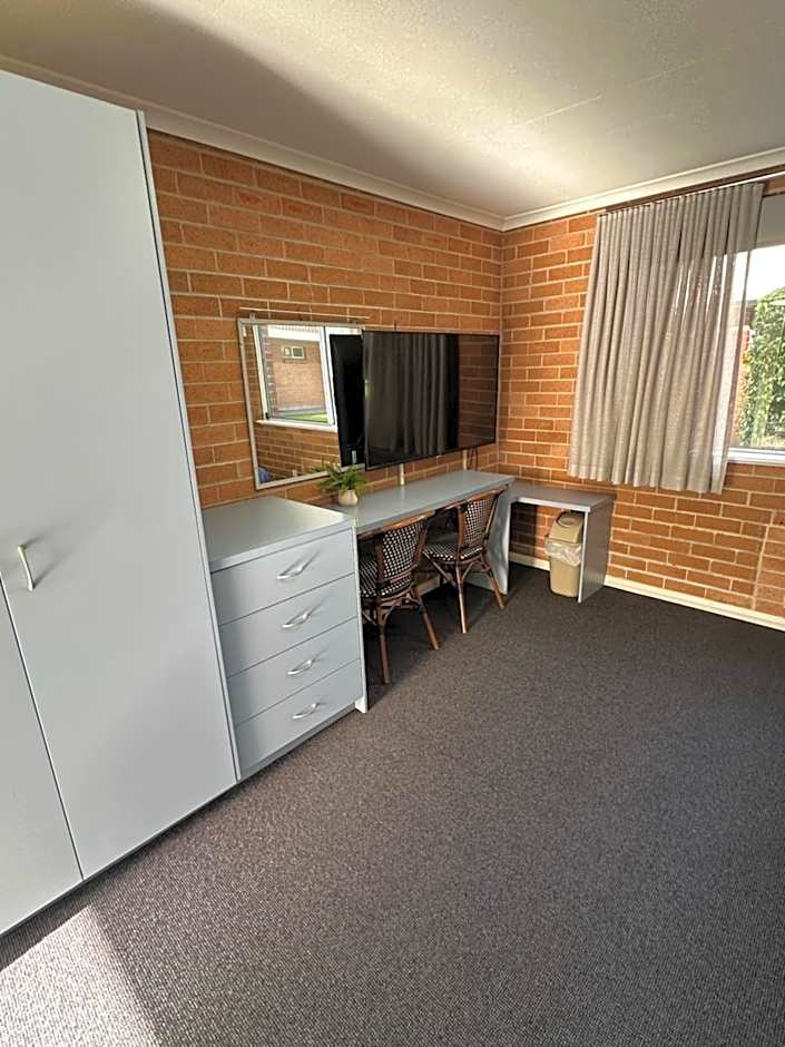 The Oaks Hotel Motel