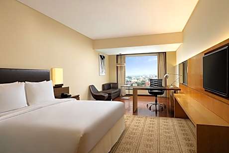Concierge Level, Guest Room, King with 20% Discount on Buffet Meal and Bar36