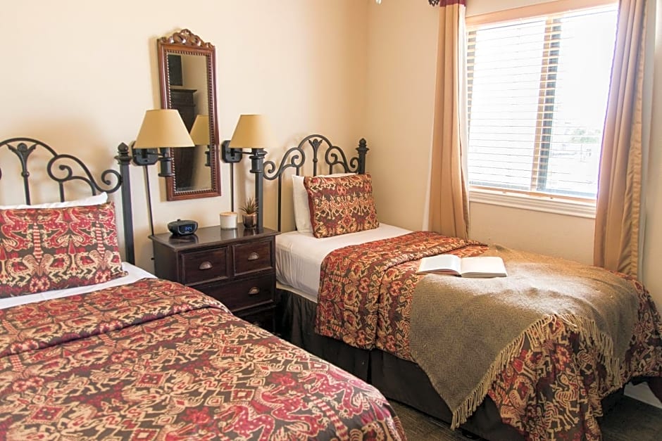 Vineyard Court Designer Suites Hotel