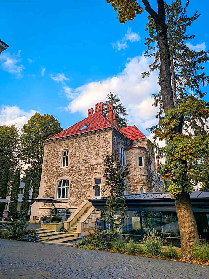 Lion's Castle Hotel