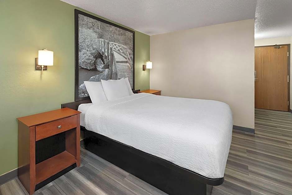 Super 8 by Wyndham Winona MN