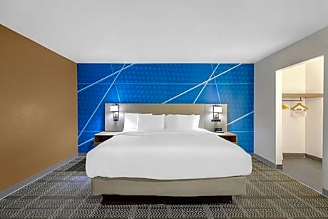 King Suite Upgrade - Accessible/Non-Smoking