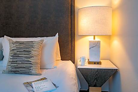 Suite, 1 Queen Bed with Sofa bed (Mobility/Hearing Access, Roll-In Shwr)