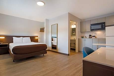 Efficiency Queen Room - Accessible/Non-Smoking