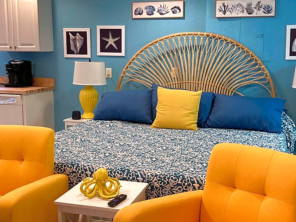 3Gulls Inn Ozona-Boutique Hotel-Steps from Restaurants & Brewery-SwimSpa Pool-Pet Friendly