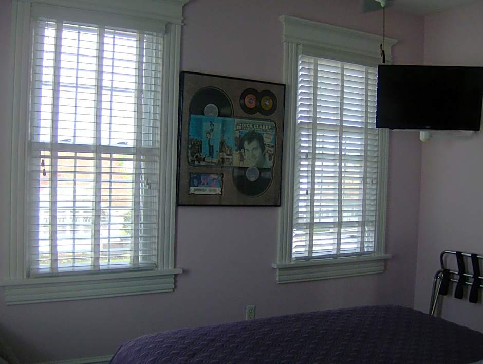 Photo 1 of 4 of Deluxe 1 Queen Bed