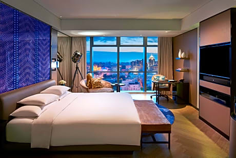 Luxury King Room with City View inclusive Mini Bar for the first round