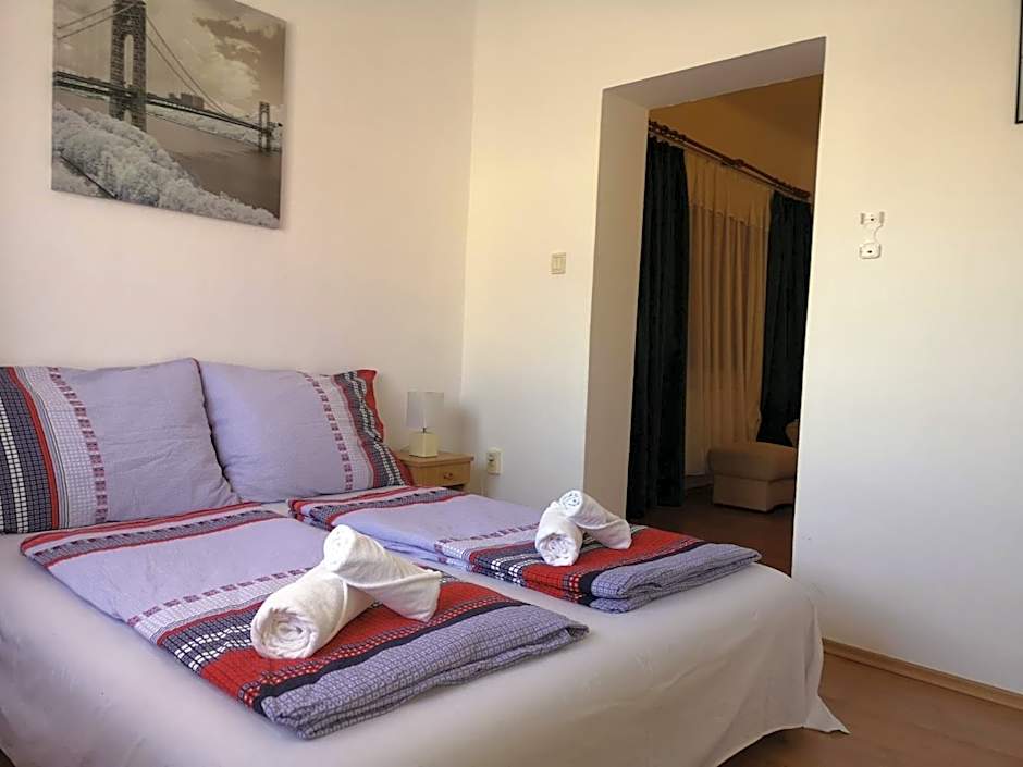 Parton Hotel & Bowling