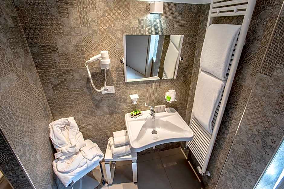 Uve Rooms & Wine Bar